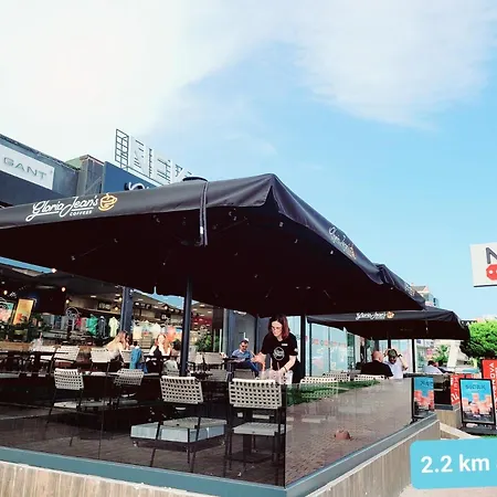 Oldskool Town 15 Minutes Walk To Lara